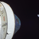 La nave Orion con la Luna y la Tierra en la distancia